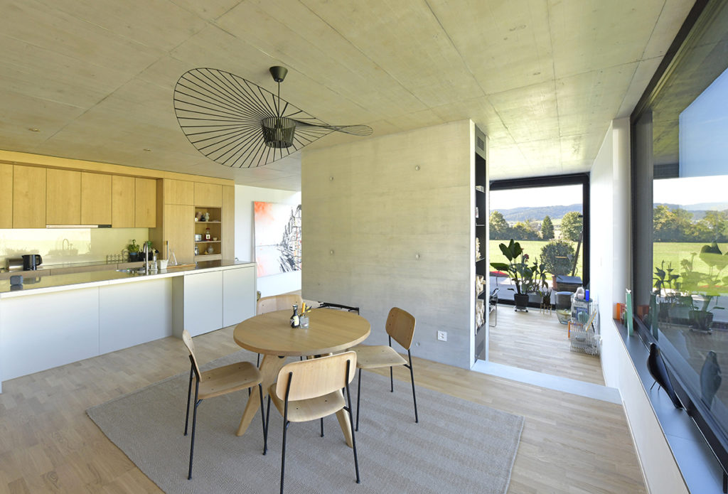 Villa moderne habitat design Jura par kwsa architectes salle à manger cuisine